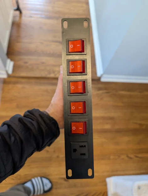 PDU Gắn Rack 10-inch - Image 1