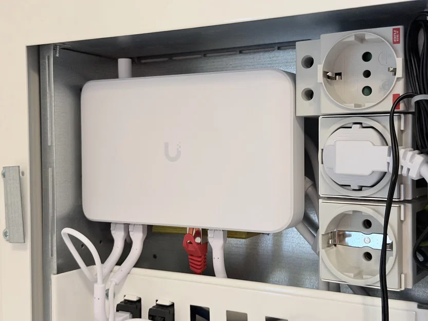 Giá treo bộ nguồn cho Unifi Lite 8 PoE - Tối ưu hóa tủ mạng - Image 2