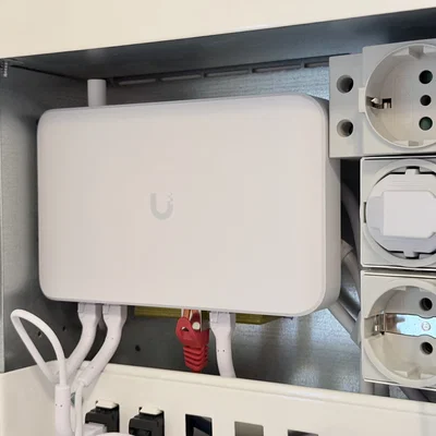 Giá treo bộ nguồn cho Unifi Lite 8 PoE - Tối ưu hóa tủ mạng
