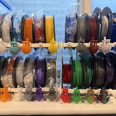 Kệ Modular để cuộn nhựa kèm giá trưng bày Benchy