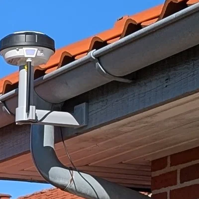 Giá đỡ RTK Mammotion lắp dưới mái hiên