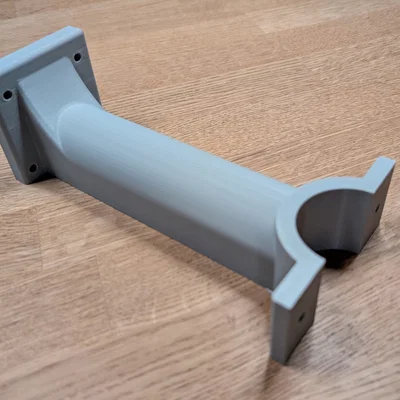 Giá đỡ RTK Mammotion lắp dưới mái hiên