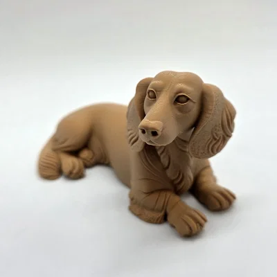 Mô hình chú chó Dachshund lông dài đang nằm