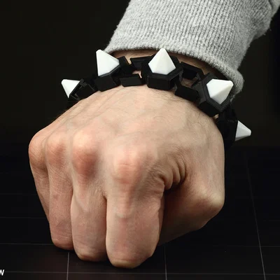 Vòng tay Spiked Hexachain phong cách với khóa nam châm in 3D