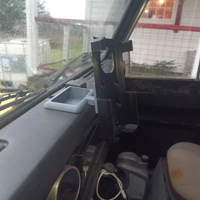 Ngàm gắn điện thoại tại vị trí gạt tàn cho Land Rover 90/110/Defender (DooGee S100Pro)