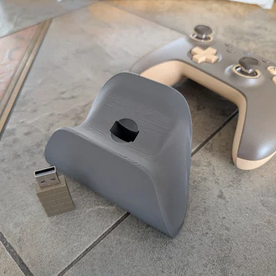 Đế dựng tay cầm 8bitdo Ultimate C kèm khe cắm USB dongle