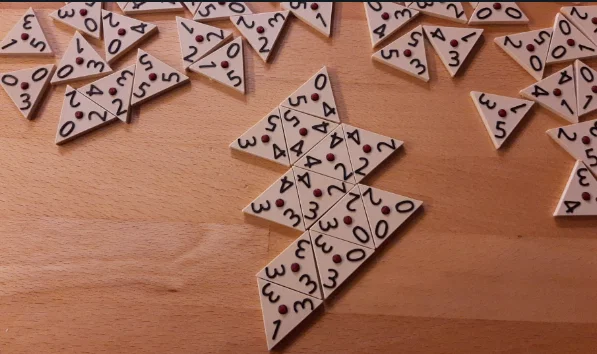 Triominos - Bộ trò chơi sắp xếp thú vị cho cả gia đình - Image 1