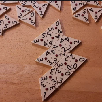 Triominos - Bộ trò chơi sắp xếp thú vị cho cả gia đình