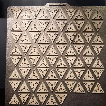 Triominos - Bộ trò chơi sắp xếp thú vị cho cả gia đình