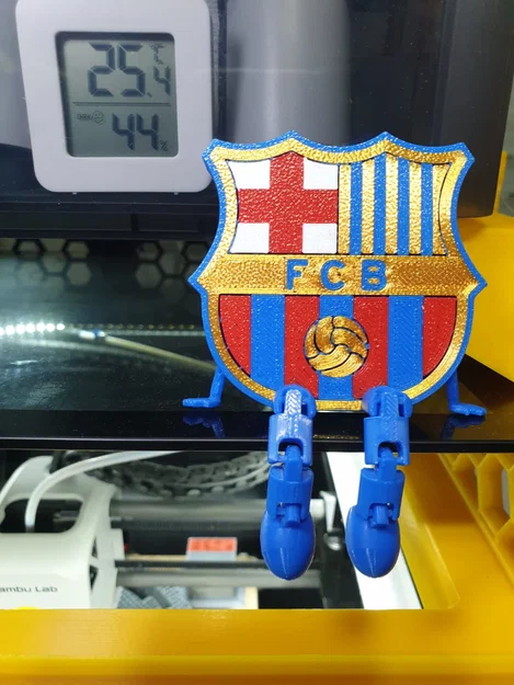 Mô hình khiên FC Barcelona có chân linh hoạt (flexi legs) in 3D - Image 1