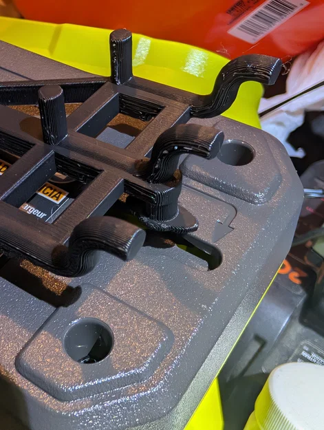 Giá treo bảng pegboard cho bộ sạc pin Ryobi (2024, Model PCG002) - Image 3