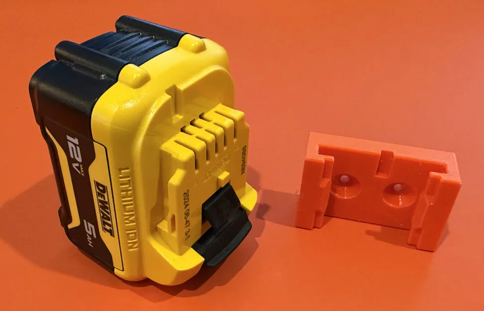 Giá treo pin Dewalt tốt nhất với 2 lỗ vít và rãnh cho pin 12v - Image 1