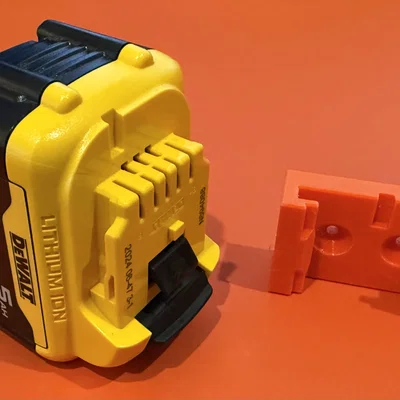 Giá treo pin Dewalt tốt nhất với 2 lỗ vít và rãnh cho pin 12v