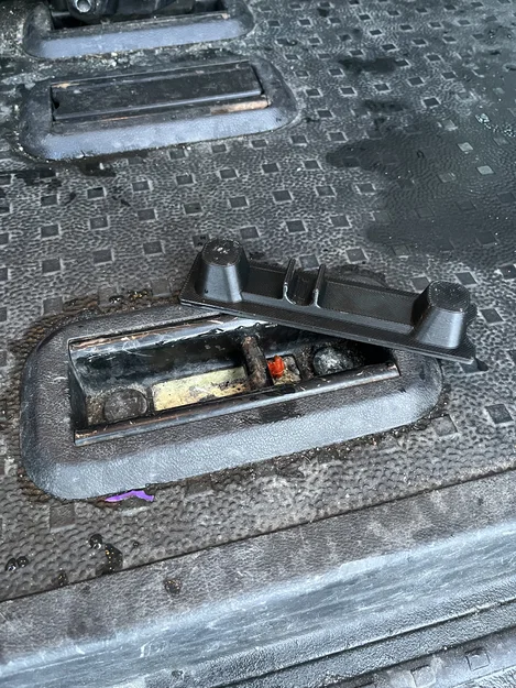 Nắp đậy lỗ gắn ghế xe VW T5 - Giải pháp che chắn sàn xe đơn giản - Image 2