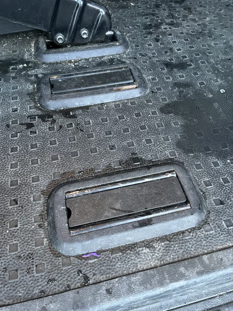 Nắp đậy lỗ gắn ghế xe VW T5 - Giải pháp che chắn sàn xe đơn giản - Image 3