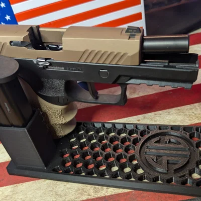 Đế trưng bày và giá đỡ SIG P320 thiết kế 3D chuyên nghiệp