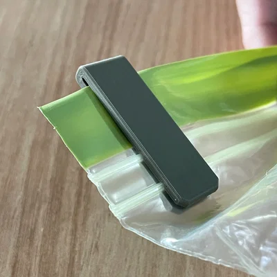 Dụng cụ hỗ trợ khóa túi Ziplock (Simple Ziplock Sealer) tiện lợi