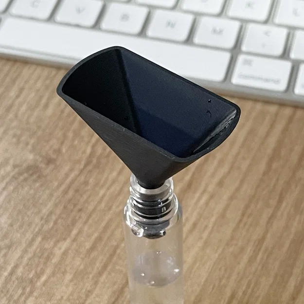 Phễu nhỏ gọn tích hợp lỗ thoát khí cho chai lọ (Flat Funnel) - Image 2