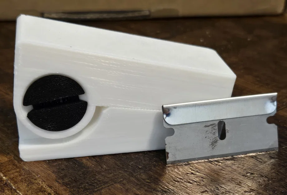 Dụng cụ cắt thuốc bằng lưỡi dao rọc giấy - Image 1