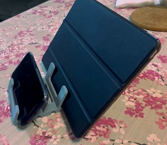 Giá đỡ đa năng cho 4 điện thoại và máy tính bảng cực gọn gàng - Image 1