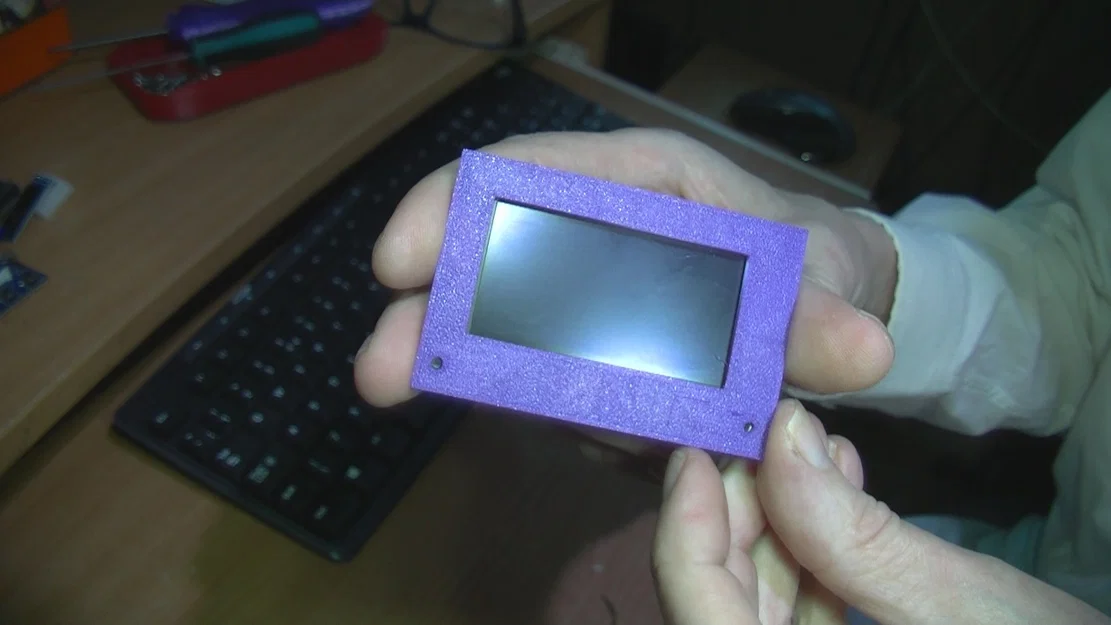 Template gắn màn hình 2.42 inch - Image 1