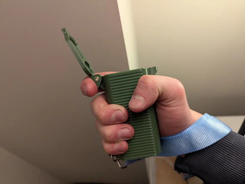 Hộp Đựng Bật Lửa Bic và Thuốc Cuốn - Image 1