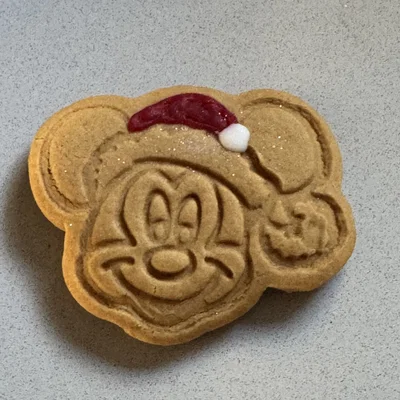 Khuôn cắt bánh quy hình Mickey Mouse đội mũ Giáng sinh in 3D