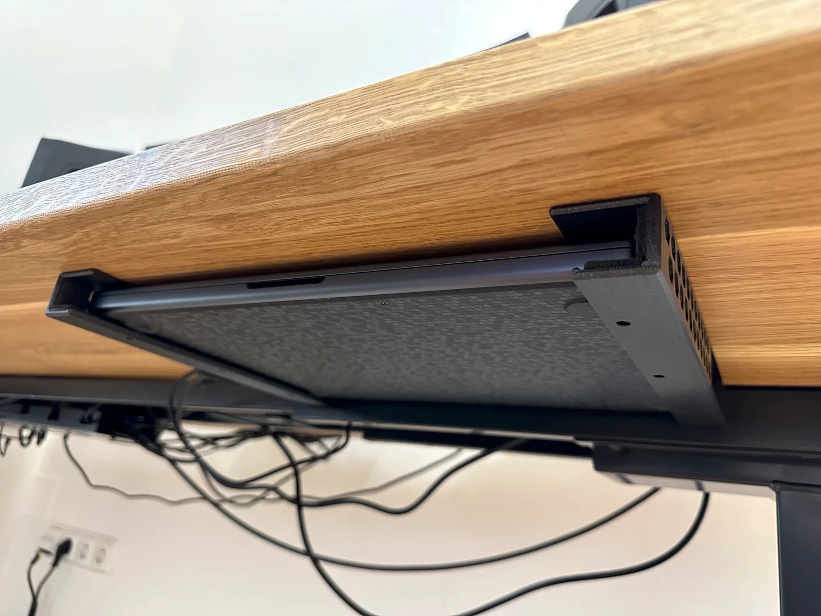 Giá đỡ Macbook gắn gầm bàn (Macbook undertable holder) 1