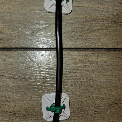 Giá treo dây cáp bằng zip tie có lỗ bắt vít