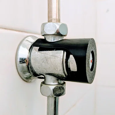 Dụng cụ nhấn giữ nút vòi sen Rada