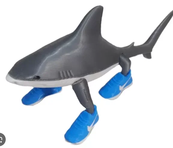 Mô hình cá mập đi giày thể thao độc lạ in 3D ấn tượng - Image 1