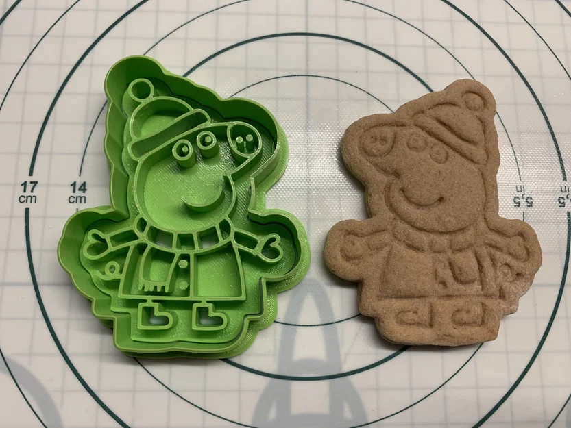 Khuôn cắt bánh hình Peppa Pig mùa đông - Image 1