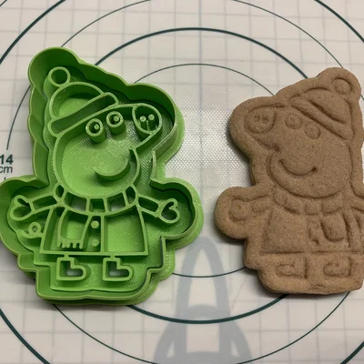 Khuôn cắt bánh hình Peppa Pig mùa đông