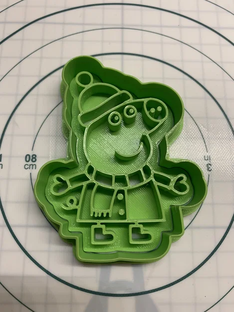 Khuôn cắt bánh hình Peppa Pig mùa đông - Image 2
