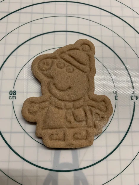 Khuôn cắt bánh hình Peppa Pig mùa đông - Image 4