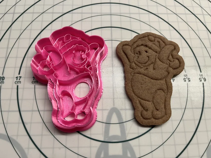 Khuôn cắt bánh quy chủ đề mùa đông Winnie the Pooh - Image 1