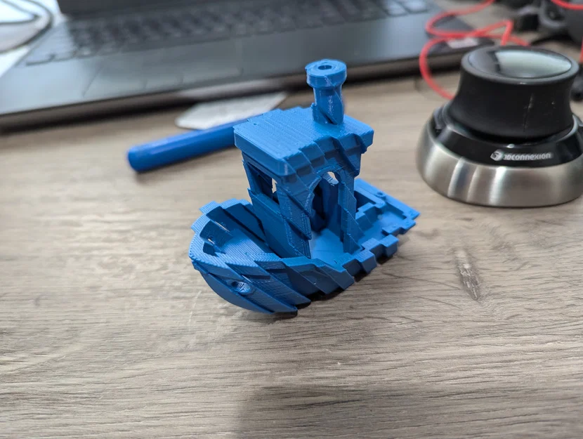 Mô hình 3D Benchy bị lỗi (Cursed Benchy) độc đáo để trang trí - Image 1