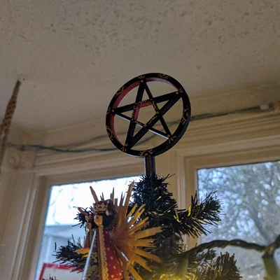 Ngôi sao Pentacle trang trí đỉnh cây thông