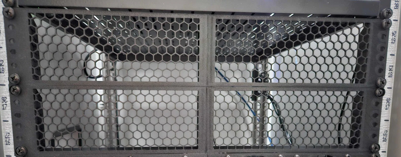 Tấm che tủ mạng 19 inch thiết kế tổ ong (19 inch Rack Blind Panel) - Image 1