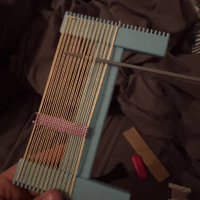 Khung dệt thảm cầm tay (Backpacking frame loom)