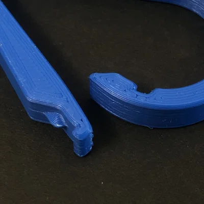 Móc treo đa năng (Utility Carabiner): Phụ kiện kẹp giữ chắc chắn và tiện lợi