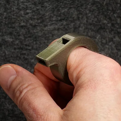 Còi đeo ngón tay Ring Whistle 3D in sáng tạo