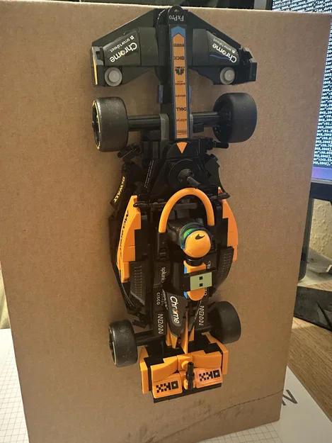 Ngàm treo tường cho xe đua F1 Lego - Trưng bày chuyên nghiệp - Image 1