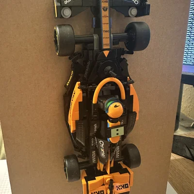 Ngàm treo tường cho xe đua F1 Lego - Trưng bày chuyên nghiệp