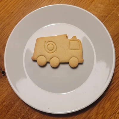 Khuôn cắt bánh quy hình xe cứu hỏa (Fire truck cookie cutter)