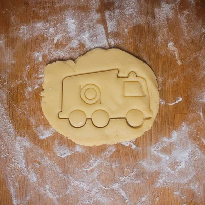 Khuôn cắt bánh quy hình xe cứu hỏa (Fire truck cookie cutter)