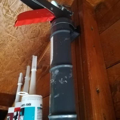 Giá treo ống silicone, keo trám thông minh cho nhà xưởng