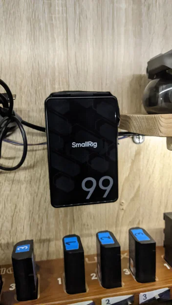 Ngàm gắn tường cho pin V-mount: Giải pháp lưu trữ pin gọn gàng - Image 2