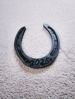 Móng ngựa may mắn 2025 trang trí nhà cửa đẹp mắt - Image 1