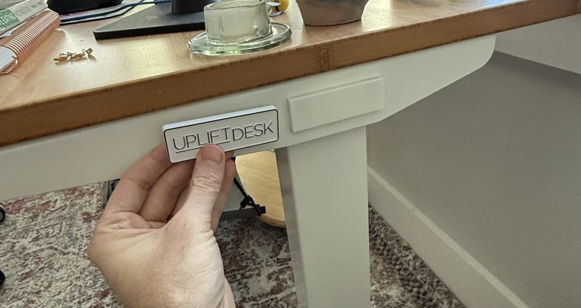Miếng che ốc/plate logo trống cho Uplift Standing Desk V2 - Image 1